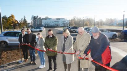 Bild: gsb
150 neue Parkplätze weihen (von links) Sophie Spieß (Fachschaft), Pfarrer Hans-Martin Meuß, Isabella Bäumler (Fachschaft), Bürgermeister Jens Meyer, OTH-Präsidentin Andrea Klug, Henner Wasmuth vom Städtischen Bauamt Amberg-Sulzbach und OTH-Kanzler Ludwig von Stern ein.