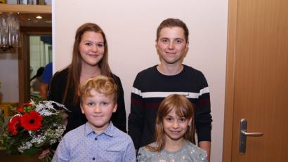 Bild: egl
Das neue Prinzenpaar Stefanie I. und Norman I. (hinten) und das Kinderprinzenpaar Evelyn I. und Lukas II freuen sich auf die neue Saison.