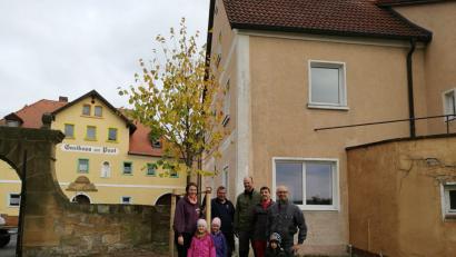 Bild: sei
Mitglieder des Kirchenvorstands betätigen sich als Gärtner und pflanzen im evangelischen Kirchhof einen Birnbaum und eine Linde und nehmen zahlreiche Verschönerungsaktionen vor.