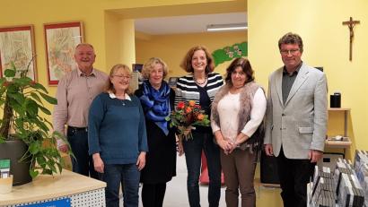 Bild: dü
Die Leitung des Arbeitskreises Büchereien im Landkreis ist künftig Teamarbeit. Beim Herbsttreffen in Schnaittenbach scharte sich die neue Runde um die scheidende Diözesanbibliothekarin Ursula Pusch (Dritte von rechts) und Diözesanbibliothekar Wolfgang Reißner (rechts): Georg Dürr, Elisabeth McBride, Rita Falk und Lisa Bischof (dazwischen, von links).