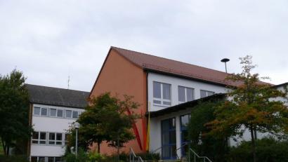 Bild: wku
Das Schulhaus Königstein: Hier hätten beide Kindergärten einziehen können. Nun tun das eventuell die Königsteiner auch alleine.