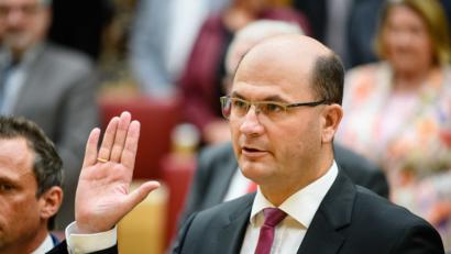 Bild: Matthias Balk/dpa
Albert Füracker (CSU), Finanzminister von Bayern, legt bei der Vereidigung des bayerischen Kabinetts im Landtag seinen Eid ab.