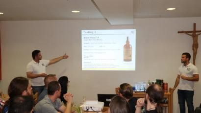 Bild: ads
Markus Mußemann (links) und Simon Kurz (rechts) sind Kenner. Beim Whisky-Weekend liefern sie Wissenswertes über den Edelbrand.