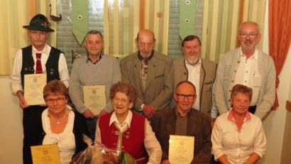 Bild: Dobmeier
Der Trachtenverein „Almfrieden“ mit Vorsitzenden Herbert Schiller (stehend links) ehrte zur Jahreshauptversammlung langjährige Mitglieder im Kreise der neu gewählten Vorstandschaft. Elsa Binner erhielt für 70 Jahre die einen Blumenstrauß.