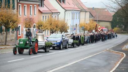 Bild: njn
In einem Festzug wurden die Glocken von der Südbahnhofstraße über den Unteren Markt und am Rathaus vorbei vor die Martin-Luther-Kirche gebracht.