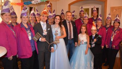 Bild: jr
Zwei neue Prinzenpaare übernahmen am Sonntagabend im Rathaus Mitterteich die Macht. Bis Anfang März regieren Lena I. und Timo I. sowie das Kinderprinzenpaar Luna I. und Yannik I. Bürgermeister Roland Grillmeier (Mitte) übergab Stadtsäckel und Stadtschlüssel. Mit im Bild zahlreiche Mitglieder das Mitterteicher Gaudiwurms um Vorsitzenden Michael Zintl (letzte Reihe, Zweiter von rechts).