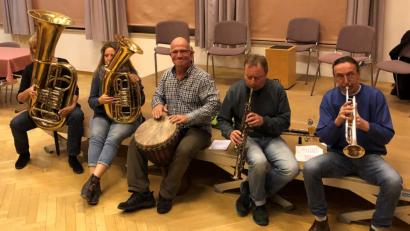 Bild: ld
Eine Bühne mögen und brauchen sie nicht die Musikerinnen und Musiker des Freien Fränkischen Bierorchesters.Lieber hocken sie sich drei Stunden lang auf den Bühnenrand, um möglichst nah bei den Zuhörern zu sein. Der markante Sound des Bierorchesters fasziniert immer wieder. Dabei reicht das Repertoire von Liedbegleitung bis zu modernen Rhythmen und Klängen in der Nähe von Jazz.