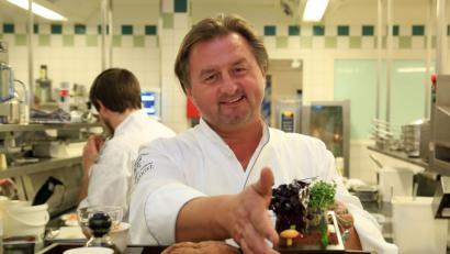 Bild: Gerhard Götz
Küche „im Spannungsfeld zwischen Heimat und weiter Welt“: Hubert Obendorfer im „Eisvogel“ in Neunburg vorm Wald.