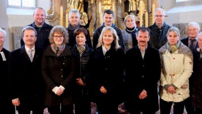 Bild: le
Der neue Kirchenvorstand sowie die ausgeschiedenen Mitglieder. Vorne, von links: Pfarrer Wilfried Römischer, Norbert Meierhöfer, Annika Bock, Erna Bodensteiner, Silke Scherm, Christoph Winkler, Renate Staschewski und Hermann Lederer. Hinten, von links: Wolfgang Bock, Norbert Meierhöfer, Peter Jakob, Renate Lindner, Werner Bock und Walter Pröls.