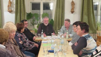 Bild: jzk
„Hospizarbeit erfordert viel Fingerspitzengefühl und Einfühlungsvermögen“, betont Pfarrer Edmund Prechtl in der KAB-Monatsversammlung im Pfarrheim.