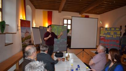 Bild: bnr
Der Vereins- und Ehrenamtsdialog war bereits im ersten Anlauf ein voller Erfolg. Bürgermeister Martin Schwandner hatte alle Hände voll zu tun, alle Anregungen und Vorschläge auf die Reihe zu bringen.