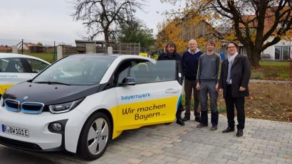 Bild: fla
Markus Windisch (rechts) vom Bayernwerk demonstriert mit seinen Mitarbeitern Maximilian Zehent (Zweiter von rechts) und Martin Schönberger (links) Verwaltungsleiter Karl-Heinz Schmidt (Zweiter von links) den Ladevorgang.