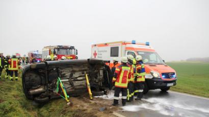 Bild: jma
Die Helfer der Feuerwehren müssen das Auto absichern, damit es nicht erneut umkippen kann. In dem Wagen war ein junger Mann eingeklemmt.
