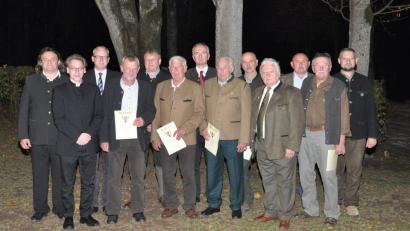 Bild: exb
Die Jägerkameradschaft Hahnbach ehrt bei ihrer 60-Jahr-Feier langjährige Mitglieder (von links): Vorsitzender Josef Erras, Pfarrer Christian Schulz, Bürgermeister Bernhard Lindner, Franz Erras, Hans Lederer, Franz Erras, Festredner Harald Schwartz, Karl Erras, Richard Sichelstiel, Alfons Siegert, Zweiter Bürgermeister und Kulturausschussvorsitzender Georg Götz, Konrad Neiswirth und Jagdherr Thomas Erras.