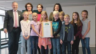 Bild: Susanne Schwab, Stadt Amberg
Stolz präsentieren die Schülerinnen und Schüler des Fairtrade-Teams der Albert-Schweitzer-Schule zusammen mit (von links nach rechts) Dr. Helmut Kollhoff, Rektorin Marion Weigl sowie Ingrid Lehnerer und Verena Kandziora ihre Auszeichnung als Fairtrade-Schule.