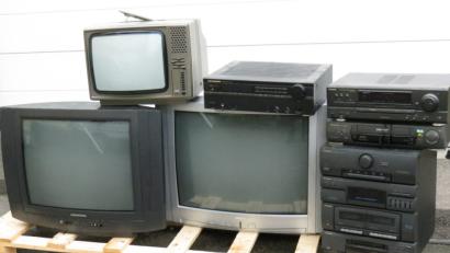 Bild: Köppl
Palettenweise haben sich in den vergangenen Tagen vor dem Elektrofachgeschäft Hein in Oberviechtach alte Röhren-Bildschirme, Stereoanlagen und Videorecorder gesammelt. Viele Kabelkunden kauften sich neue Geräte mit Gigitaltechnik.