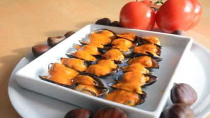 Bild:  Gabi Schönberger
Getrocknete Pfefferschote, Chiliflocken und Sherryessig sind unter anderem in der Sauce, mit der die Miesmuscheln im Ofen überbacken werden.