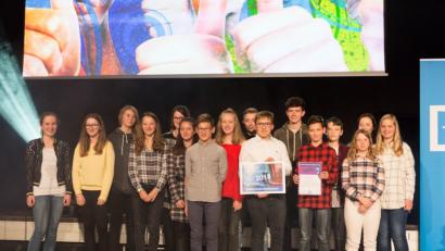 Bild: Tanja Hartlieb/BR
Die Waldsassener Schüler holen sich die Urkunde und das Schild auf der Showbühne ab.