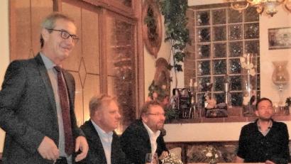 Bild: hl
Bürgermeister Werner Nickl, Geschäftsstellenleiter Reinhard Herr und zweiter Bürgermeister Hermann Schraml stehen bei der Bürgerversammlung in Waldeck Rede und Antwort. Mit auf dem Bild Stadtrat Klaus Wegmann .