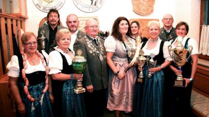 Bild: wro
Schützenmeister Wilfried Ringel (Zweiter von rechts) gratuliert im Schützenhaus den erfolgreichen Teilnehmern am Königs-und Pokalschießen.