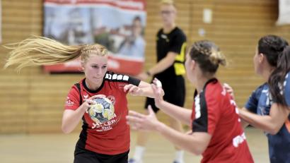 Bild: Hubert Ziegler
Die Sulzbacher Aufbauspielerin Lena Zientek (links) im Vorwärtsgang. Nach fünf vergeblichen Anläufen klappte es nun beim sechsten Versuch: Der HC Sulzbach feierte beim MHV Schweinfurt den ersten Auswärtssieg in dieser Saison.