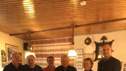 Bild: sei
Für 70 Jahre Vereinszugehörigkeit erhält Willi Koller (hinten, Dritter von rechts) eine Auszeichnung. 40 Jahre ist Gisela Götz (sitzend, links) dabei und 50 Jahre Helena Sperl (sitzend, rechts). Dritter Bürgermeister Richard Kammerer (hinten, rechts) ist neues Mitglied der Trachtler.