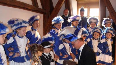 Bild: u
Bürgermeister Hermann Falk nimmt es gelassen, dass er von Prinz Felix I. und Prinzessin Eva I. entmachtet wird: „Ohne Kasse kann ich leben, das Geld hab ich schon vorher ausgegeben. Ich gebe gern den Schlüssel her vom Ratehaus und gehe in die weite Welt hinaus und rufe dann ja ach so froh ganz laut Hirschau oho!“