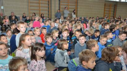 Bild: dob
Die Grundschüler besitzen nun eine neue Schulbücherei und einen bunten Leseraum zum Wohlfühlen. Die Feierstunde ist in der Eglseeturnhalle.