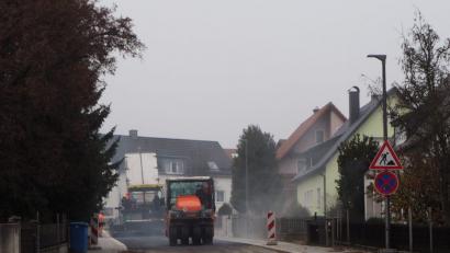 Bild: gz
Die Teerarbeiten laufen am Montag auf vollen Touren.