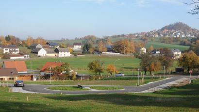 Bild: bey
Von der Kreisstraße NEW 24 (rechts) führt die Erschließungsstraße ins Baugebiet "Schmiedpoint" in Hammerles. Dieser Teil ist Ortsstraße. Vom linken Bogen des Wendehammers führt ein beschränkt öffentlicher Weg zum Gemeindeweg.