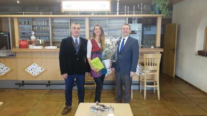 Bild: wec
Michel Weiler (links) von der Brauerei Naabecker gratulierte der neuen Berggasthof-Pächterin Agnes Lasota ebenso wie Bürgermeister Josef Gilch (rechts).