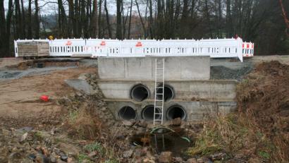 Bild: fpoz
Warum die Brücke bei der Stieglmühle so aufwendig saniert wird und die Ausweichmöglichkeit für die enge Ortsstraße dorthin verlegt wurde, können einige Helmbrechtser Bürger nicht nachvollziehen.