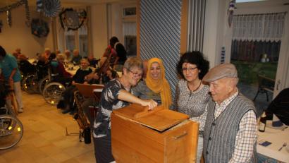 Bild: frd
Heimbewohner Ernst Vogl zeigte den Damen wie das „Ausbuttern geht, da staunten von links Ma-rianne Malzer, die syrische Mitbürgerin Somia Alosman und die Vorsitzende der Frauenunion Oberviechtach, Lydia Eckert nicht schlecht, wie viel Energie in dem Senior noch steckt.