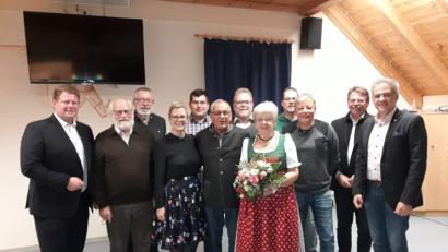 Bild: jr
Zum 70. Geburtstag von Hans „John“ Rüth kommen viele Gäste zum Gratulieren. Mit dabei sind (von links) zweiter Bürgermeister Stefan Grillmeier, Dr. Hans Schaumberger (EC Rieber), Ludwig Kraus (Männergesangverein), Tochter Kathrin, Matthias Kraft (Burschenverein), Jubilar Hans „John“ Rüth, Gerhard Greim (SV), Ehefrau Elli, Markus Rosner, Roland Eckert, Stefan Kolb (alle SV) und Bürgermeister Roland Grillmeier.