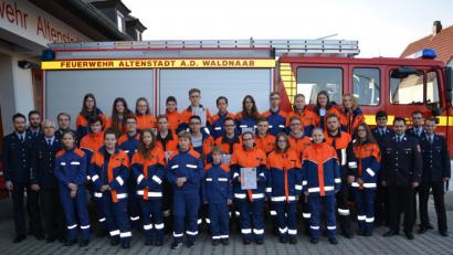 Bild: sm
Alle 28 Teilnehmer aus den Jugendgruppen der Feuerwehren Hammerles, Parkstein, Meerbodenreuth, Neudorf bei Luhe und Altenstadt/WN bestehen den Wissenstest.