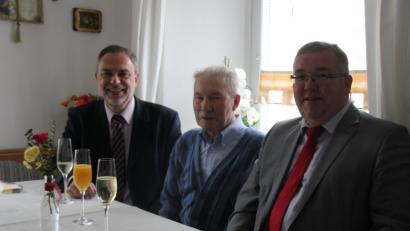 Bild: ads
Zum 80. Geburtstag gratulieren Theodor Zollitsch senior (Mitte) aus Kemnath Pfarrer Josef Irlbacher (links) und Bürgermeister Josef Reindl.