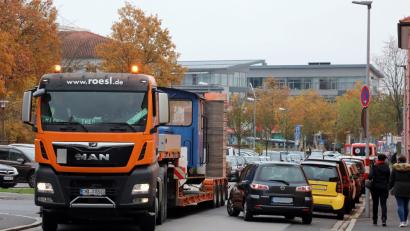 Bild: Wolfgang Steinbacher
Teilweise ist es ganz schön eng in der Marienstraße, bis sich der Tieflader zwischen den geparkten Autos durchgeschlängelt hat.