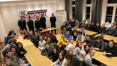 Bild: kk
Die Jugendlichen fanden sich zum Wissenstest im Schulungsraum der Feuerwehr Schönau ein. Mit im Bild die Feuerwehrführungskräfte.