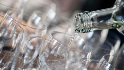 Bild: Matthias Balk/dpa
Der Neumarkter Getränke-Hersteller Lammsbräu mahnt den Großkonzern Danone ab. Die Oberpfälzer sehen in einem bei Volvic verwendetem Siegel eine Verbrauchertäuschung.