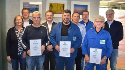 Bild: exb
Verbandsdirektor Thomas Knoll (Vierter von links) gratulierte zusammen mit den zuständigen Vorgesetzten und dem Personalrat den Arbeitsjubilaren des ZMS Georg Höfler, Robert Meierhofer und Georg Baringer (vordere Reihe mit Urkunden von links nach rechts) zu zusammen105 Jahren Betriebszugehörigkeit.