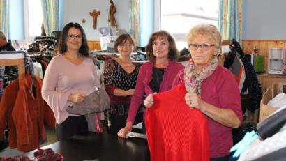 Bild: Lowak
Karin Weidner-Heining, Monika Hartmann, Elisabeth Rupprecht und Inge Schieder (von links) betreuen ehrenamtlich das Kleiderstüberl im Pfarrheim St. Emmeram.