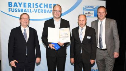 Bild: exb
Tobias Kemptner von der DJK Dürnsricht (Zweiter von links) erhielt aus den Händen von BFV-Präsident Rainer Koch (links) und Ex-Nationalspieler Dietmar Hamann (rechts) die Auszeichnung als Ehrenamtskreissieger. Auch Kreisehrenamtsbeauftragter Georg Höcherl (Zweiter von rechts) gratulierte.