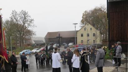 Bild: jzk
Am Kriegerdenkmal in Oberndorf gedenken Stadtpfarrer Konrad Amschl und Bürgermeister Werner Nickl der Gefallenen und Vermissten der beiden Weltkriege.