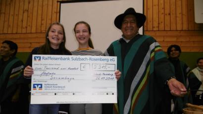 Bild: mma
Die Schülerinnen Johanna und Luisa überreichen Jorge Aquino den Scheck aus den Beiträgen der Schüler, wofür sich dieser sehr bedankt.