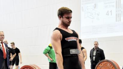 Bild: Ziegler
Marco Hofmann vom AC Amberg kam im 2. Versuch auf 187,5 Kg. bei 74 kg Körpergewicht und holte Gold.