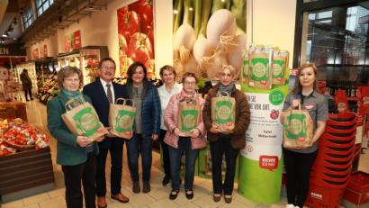 Bild: njn
Mit der Aktion unterstützt REWE die örtliche Tafel. Auf dem Bild Bürgermeister Hans Donko (zweiter von links) und Nicole Fürst (dritte von links) von der Mitterteicher Tafel mit den Mitarbeiterinnen der Tafel in Erbendorf und des REWE-Marktes.
