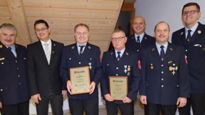 Bild: no
Ehrung für 40-jährige Vereinstreue (von links): Kreisbrandinspektor Hans Sperber, Zweiter Bürgermeister Benjamin Hiltl, Jubilar Georg Dehling, Jubilar Reinhard Lutter, 2.Vorsitzender Konrad Hochholzer, Erster Vorsitzender Georg Graf und Kommandant Thorsten Jobst.