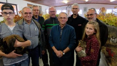 Bild: le
Die beiden Kleintierzuchtvereine aus Neustadt und Floß haben am Wochenende mit einer gelungenen Gemeinschaftsschau für Kaninchen gepunktet. Ausstellungsleiter ist Reiner Bergler (Vierter von rechts).