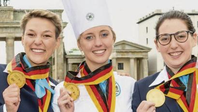 Bild:  Svea Pietschmann
Katharina Klinger, Carina Linnemann und Julia Wörishofer (von links) sind die beste Mannschaft und holen Gold für den Freistaat bei den Deutschen Jugendmeisterschaften im Hotel- und Gastgewerbe.