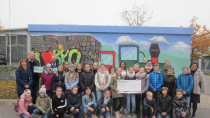 Bild: exb
Die jungen Lobkowitzer bekommen für das Kunstprojekt "Trafohaus" eine Spende.